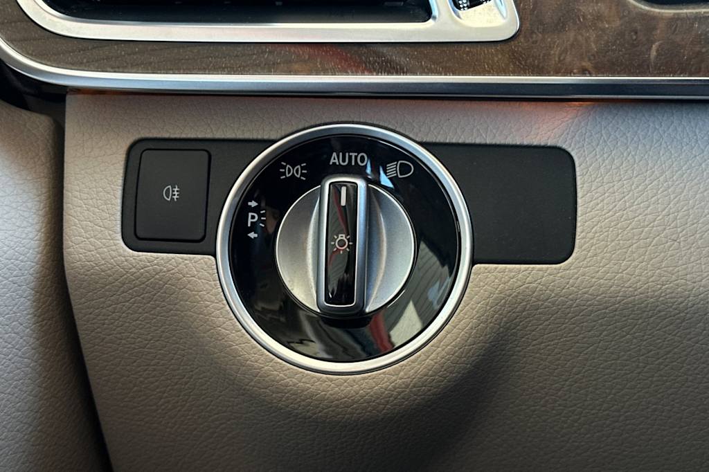 Thumbnail: 2016 Mercedes-Benz E-Class - 32