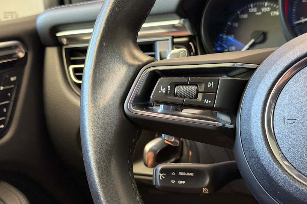 Thumbnail: 2022 Porsche Macan - 29