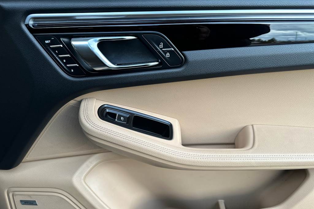 Thumbnail: 2020 Porsche Macan - 25