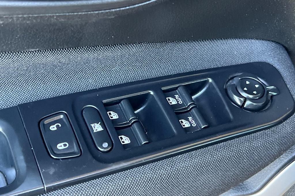 Thumbnail: 2018 Jeep Renegade - 23