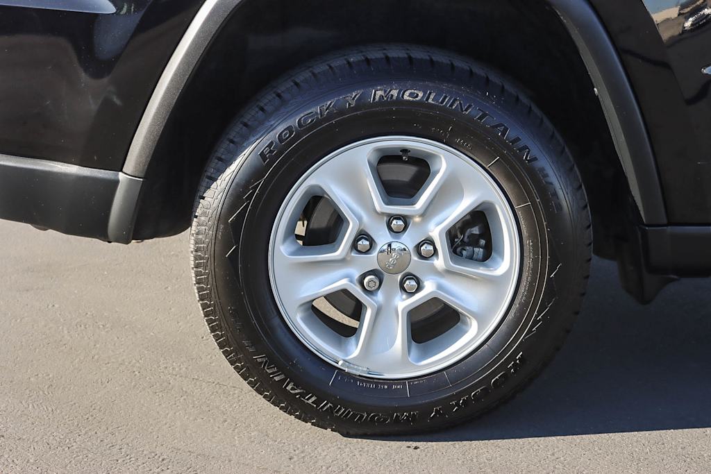 Thumbnail: 2017 Jeep Grand Cherokee - 19