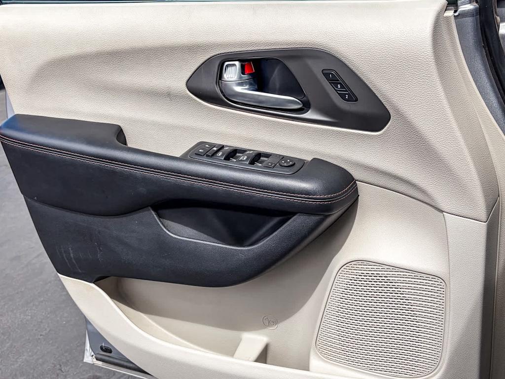 Thumbnail: 2020 Chrysler Pacifica - 23