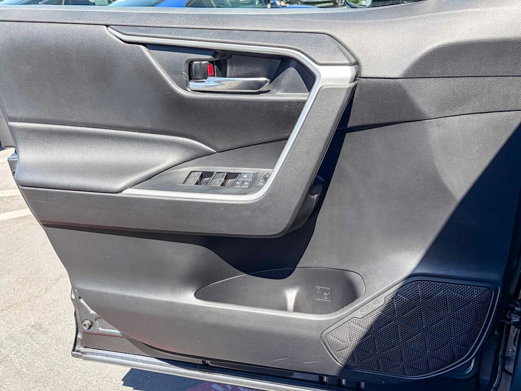 Thumbnail: 2022 Toyota RAV4 - 25