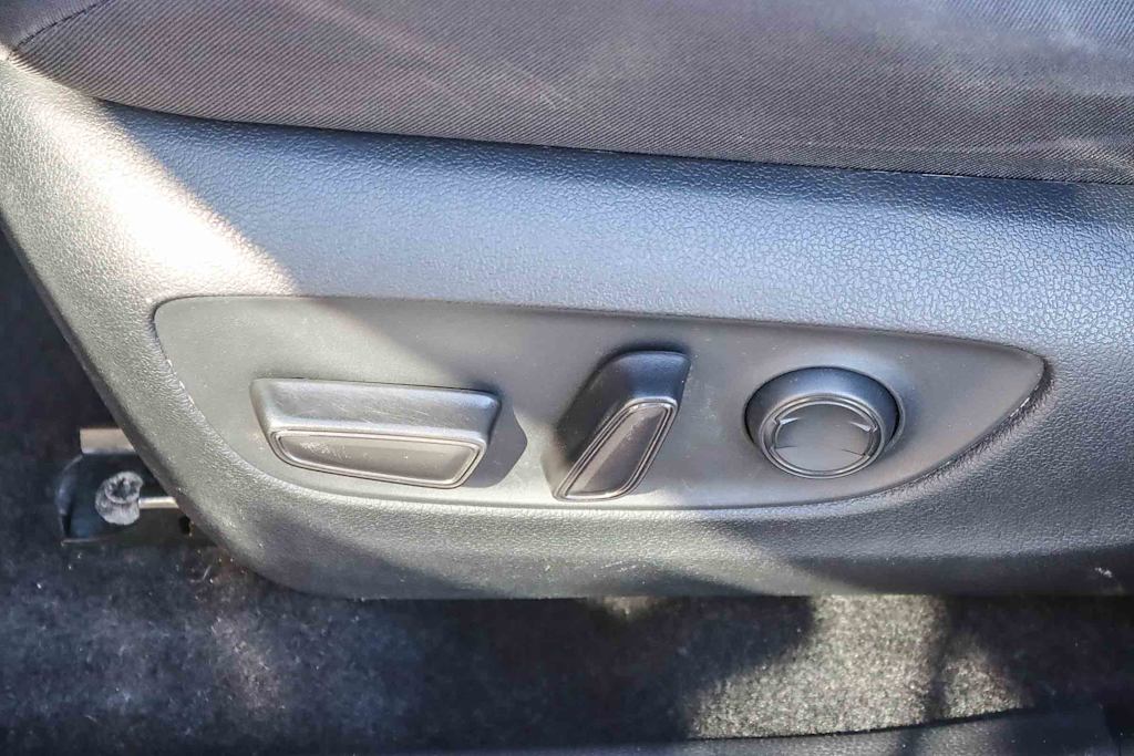 Thumbnail: 2020 Toyota RAV4 - 23