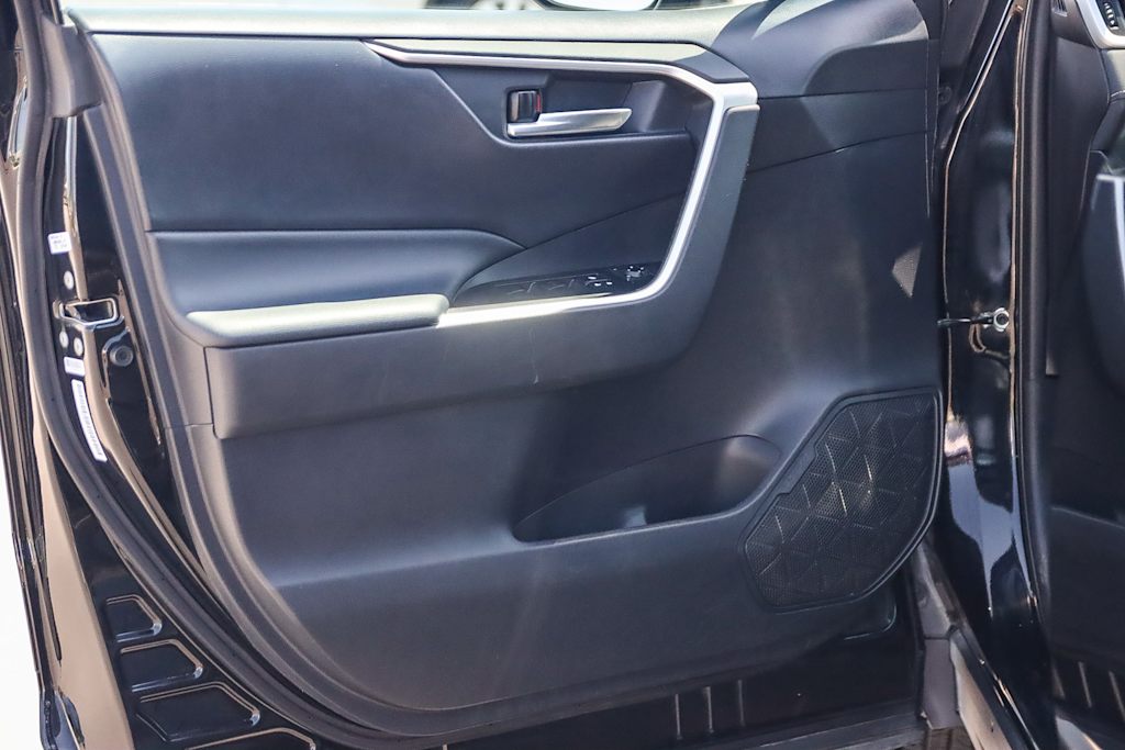 2021 Toyota RAV4 XLE 22
