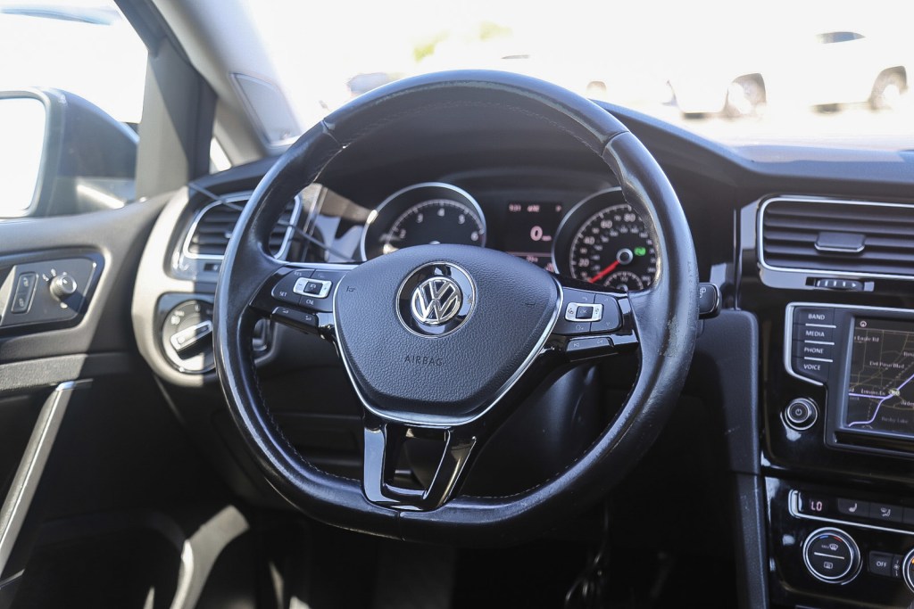 2017 Volkswagen Golf SEL 12