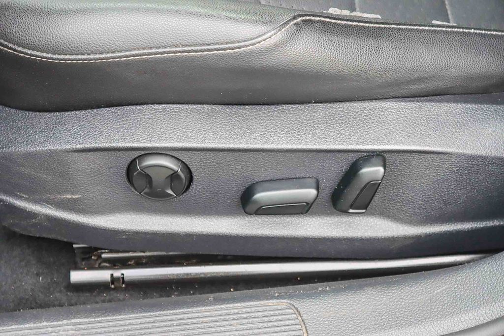 Thumbnail: 2017 Volkswagen Golf - 24
