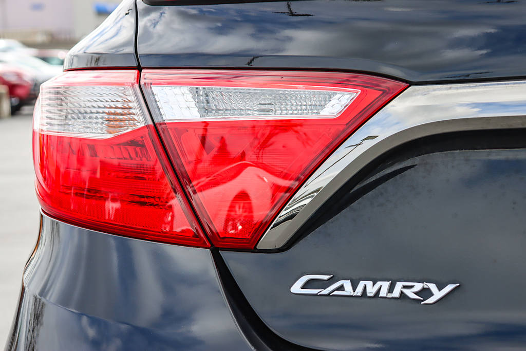 2015 Toyota Camry SE 19