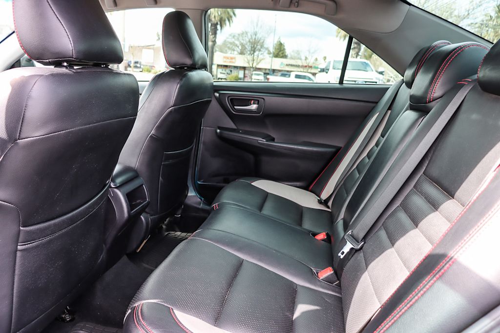 2015 Toyota Camry SE 11