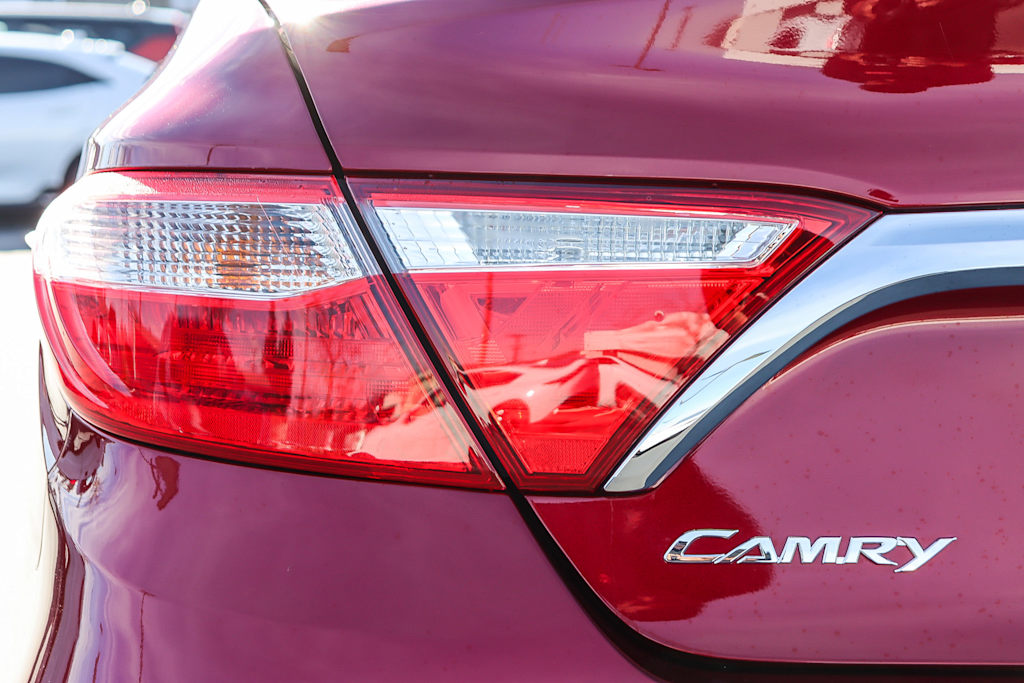 2017 Toyota Camry XLE 19