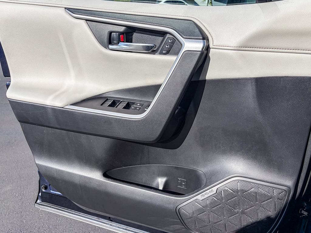 Thumbnail: 2022 Toyota RAV4 - 23