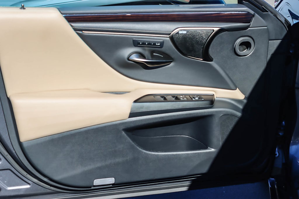 Thumbnail: 2019 Lexus ES - 25