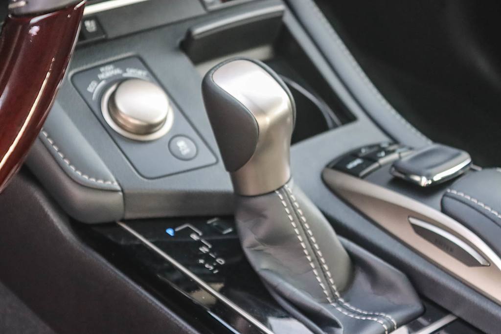 Thumbnail: 2018 Lexus ES - 13