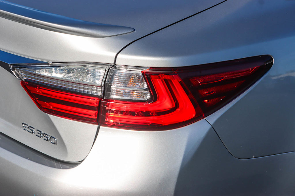 Thumbnail: 2018 Lexus ES - 19