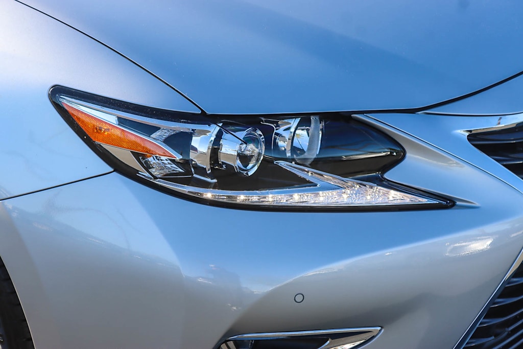 Thumbnail: 2018 Lexus ES - 18