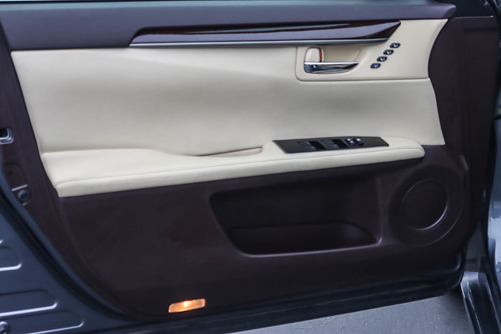 Thumbnail: 2016 Lexus ES - 24