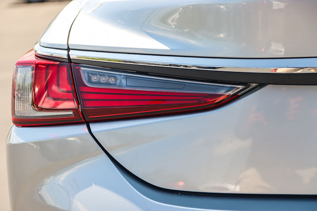 2024 Lexus ES 350 18