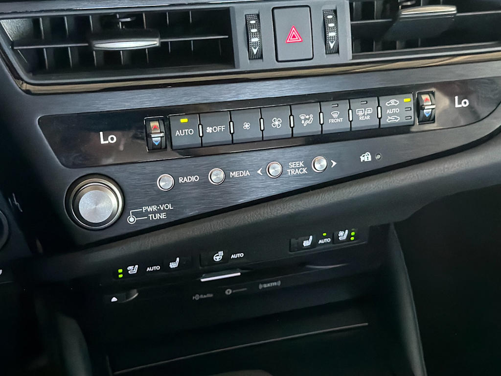 Thumbnail: 2022 Lexus ES - 24