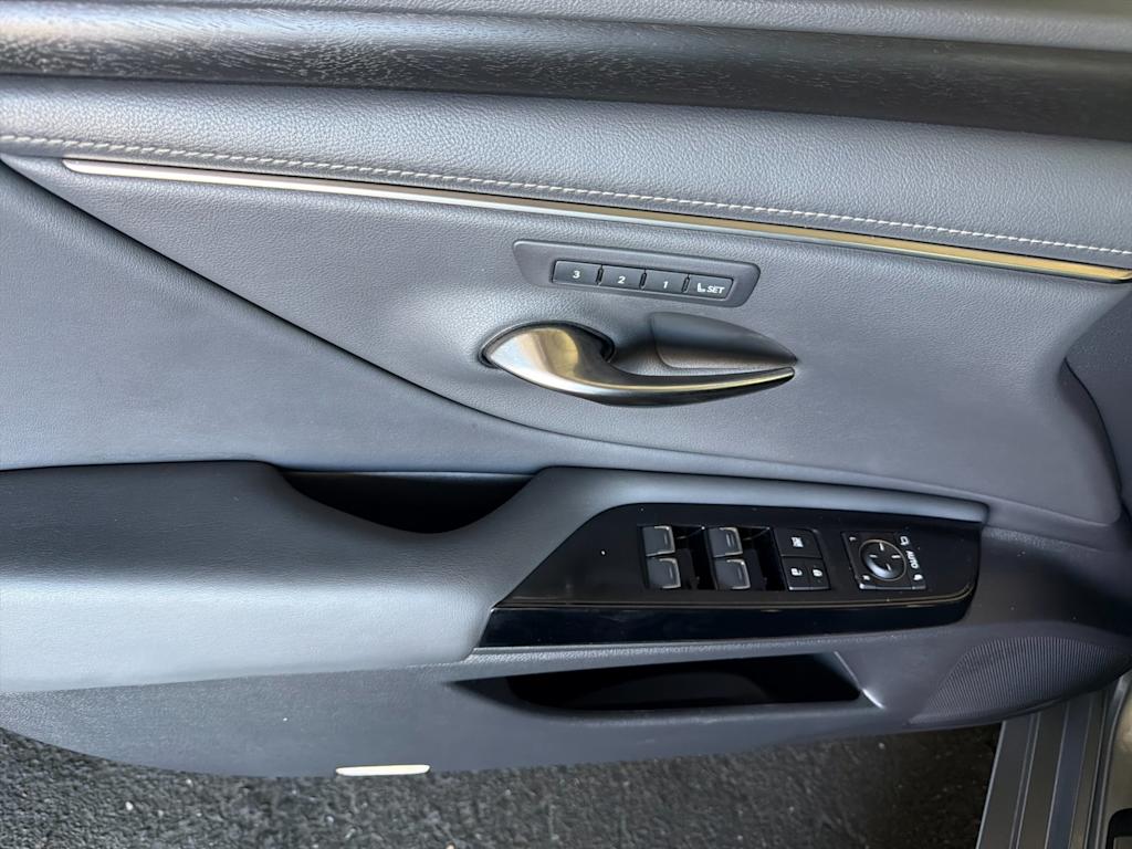 Thumbnail: 2022 Lexus ES - 20