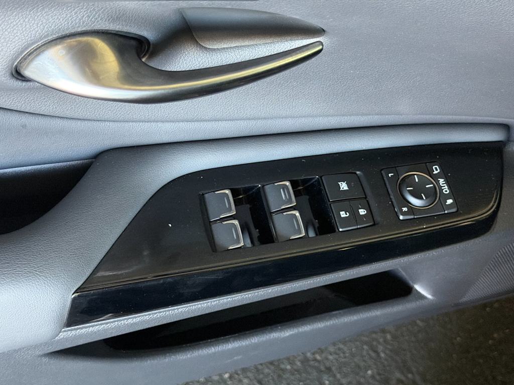 Thumbnail: 2022 Lexus ES - 21