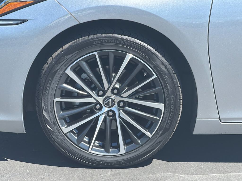 Thumbnail: 2022 Lexus ES - 8