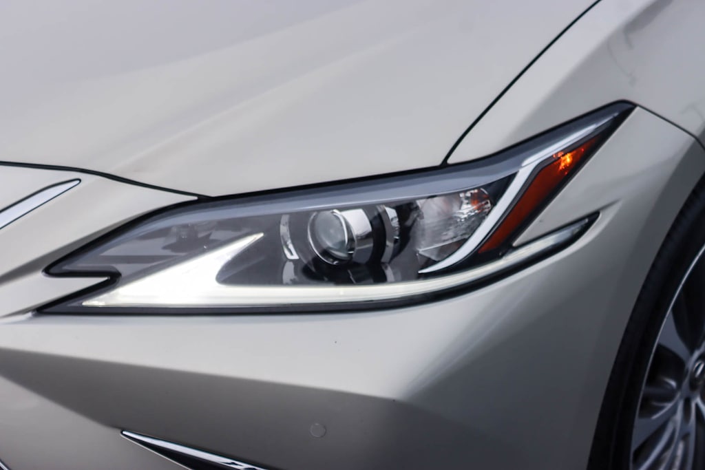 Thumbnail: 2021 Lexus ES - 19