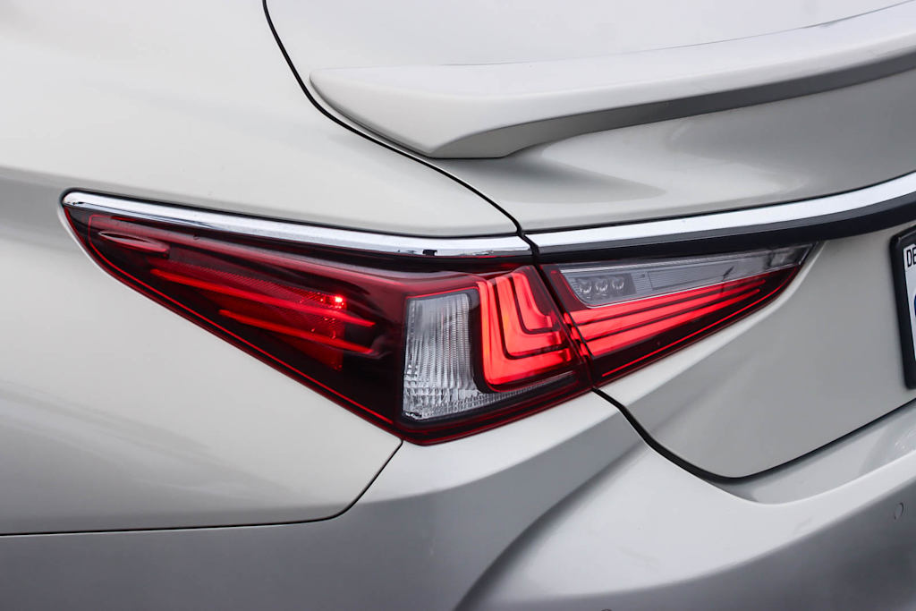 Thumbnail: 2021 Lexus ES - 20