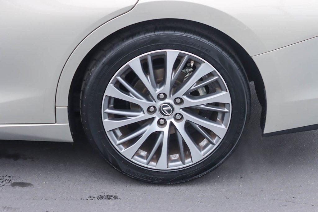 Thumbnail: 2021 Lexus ES - 21