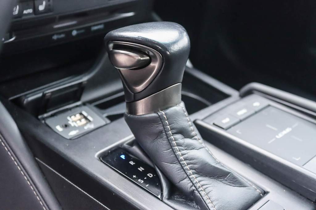 Thumbnail: 2021 Lexus ES - 13