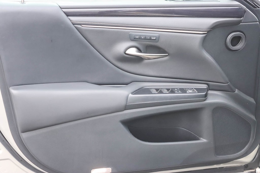 Thumbnail: 2021 Lexus ES - 23