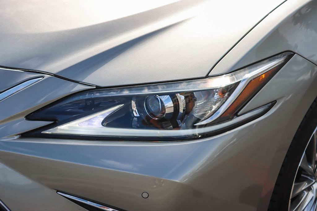 Thumbnail: 2020 Lexus ES - 19