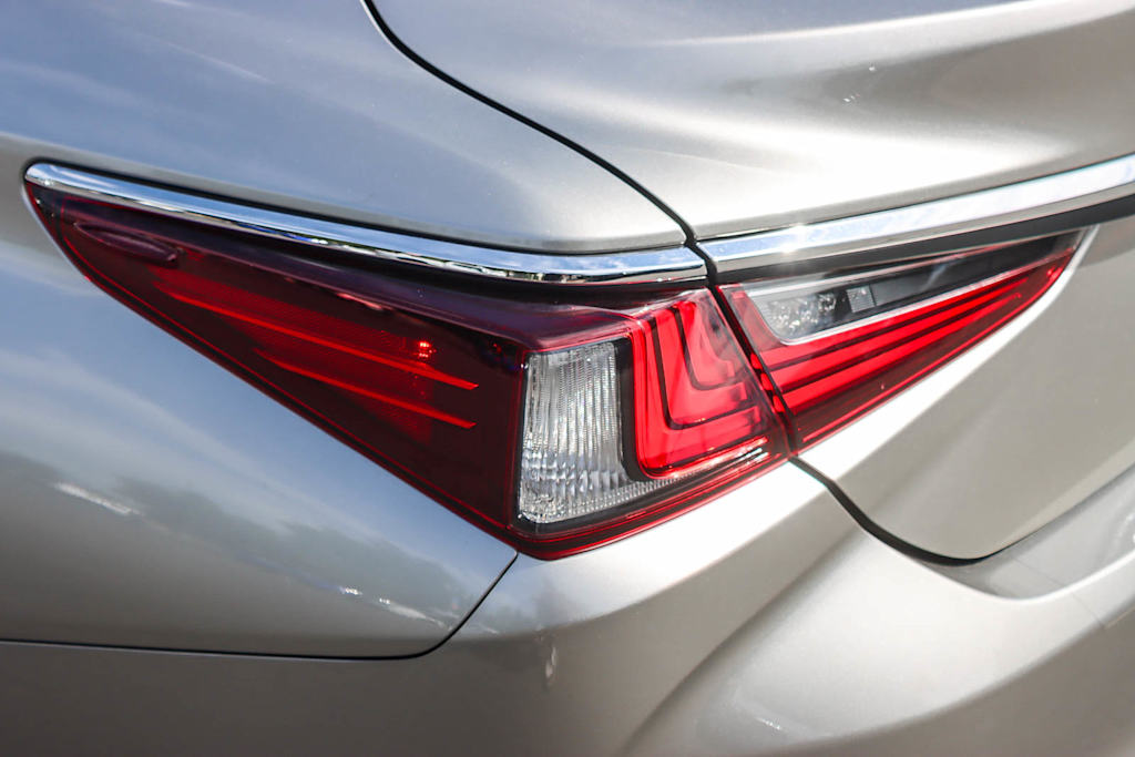 Thumbnail: 2020 Lexus ES - 20