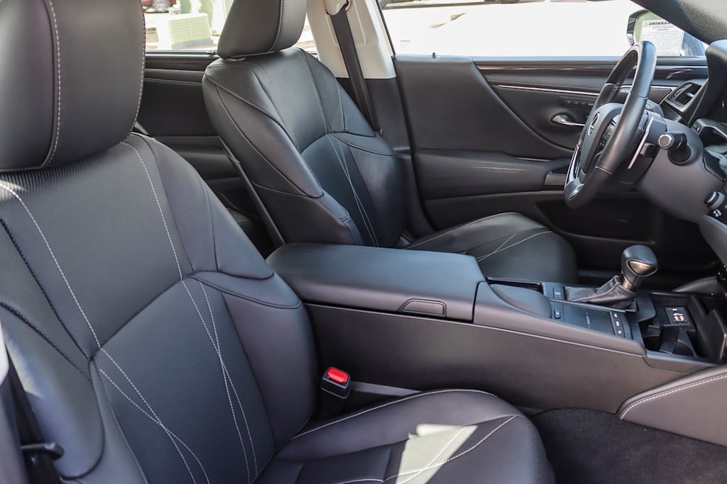 Thumbnail: 2020 Lexus ES - 10
