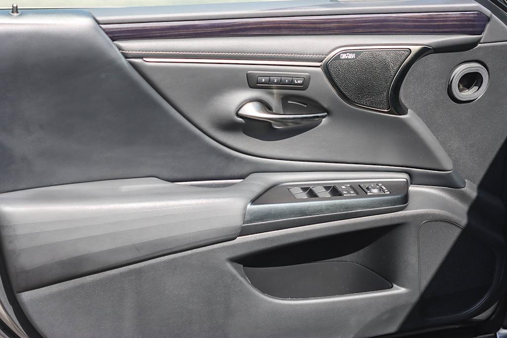 Thumbnail: 2020 Lexus ES - 23