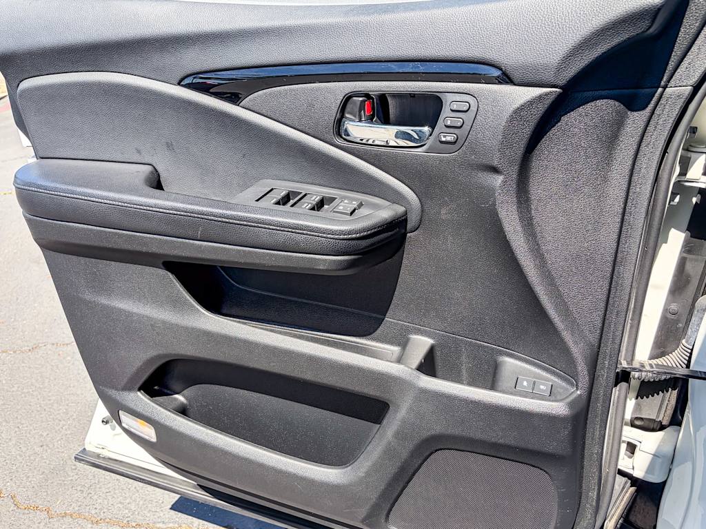 Thumbnail: 2018 Honda Pilot - 24