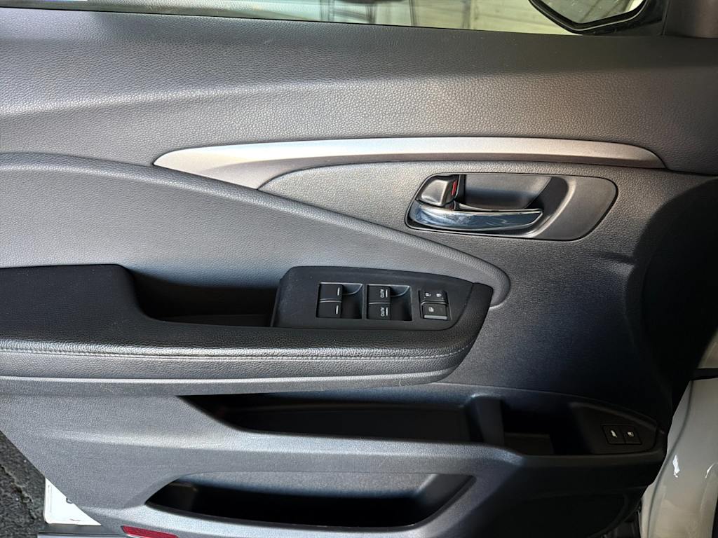 Thumbnail: 2017 Honda Pilot - 21