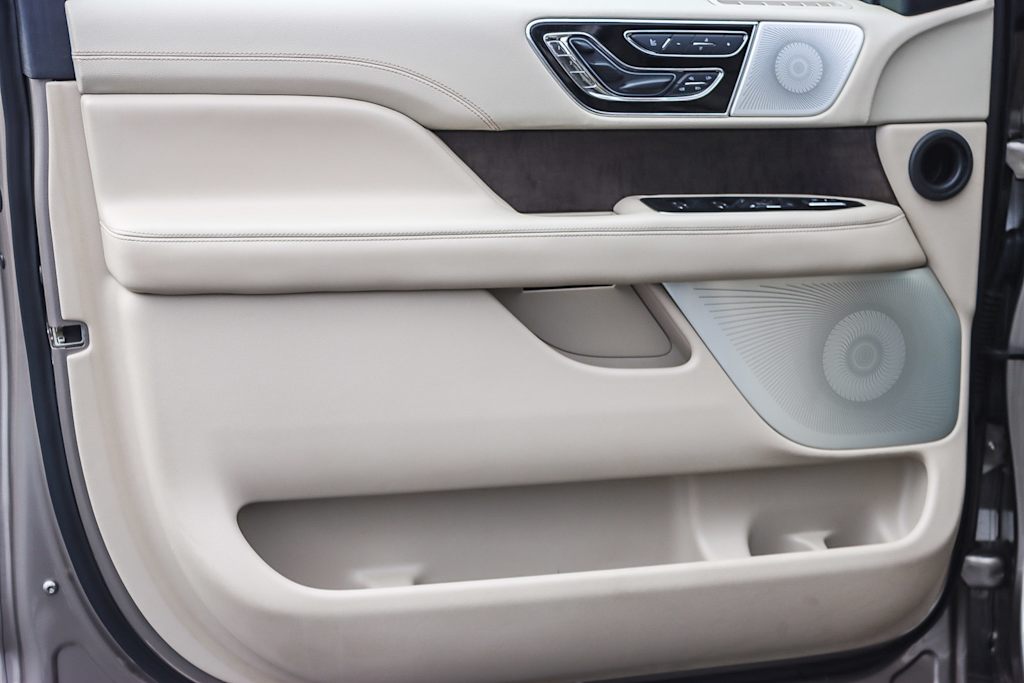 Thumbnail: 2020 Lincoln Navigator L - 24