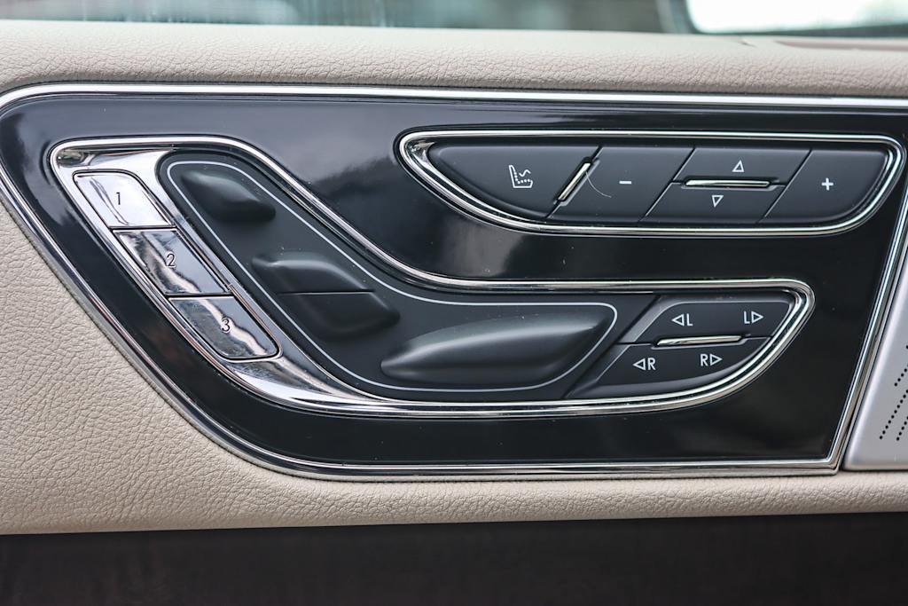 Thumbnail: 2020 Lincoln Navigator L - 25