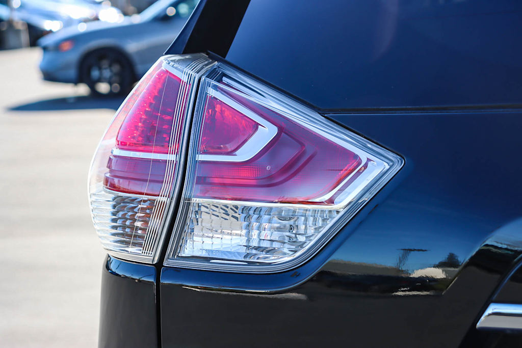 2014 Nissan Rogue SV 17