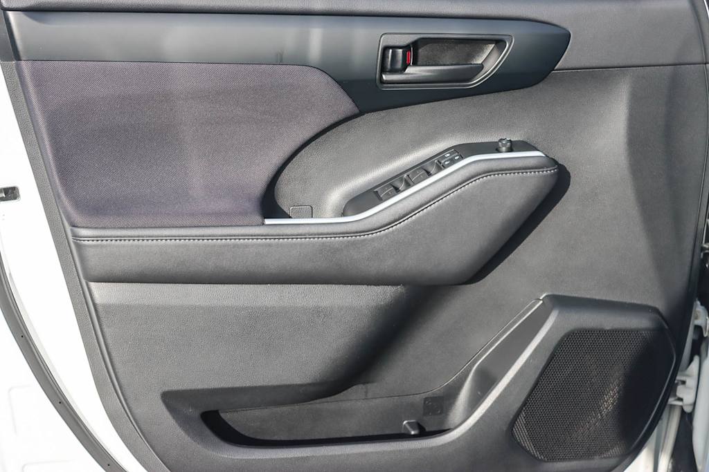 Thumbnail: 2020 Toyota Highlander - 23