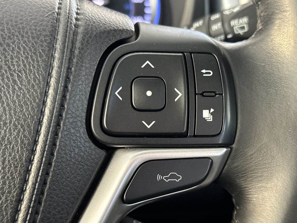 Thumbnail: 2015 Toyota Highlander - 31