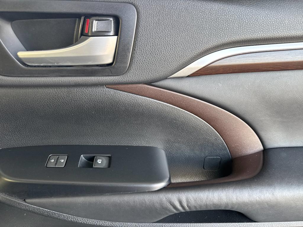 Thumbnail: 2015 Toyota Highlander - 26