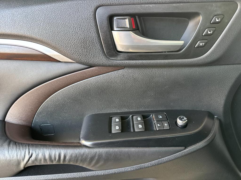 Thumbnail: 2015 Toyota Highlander - 21
