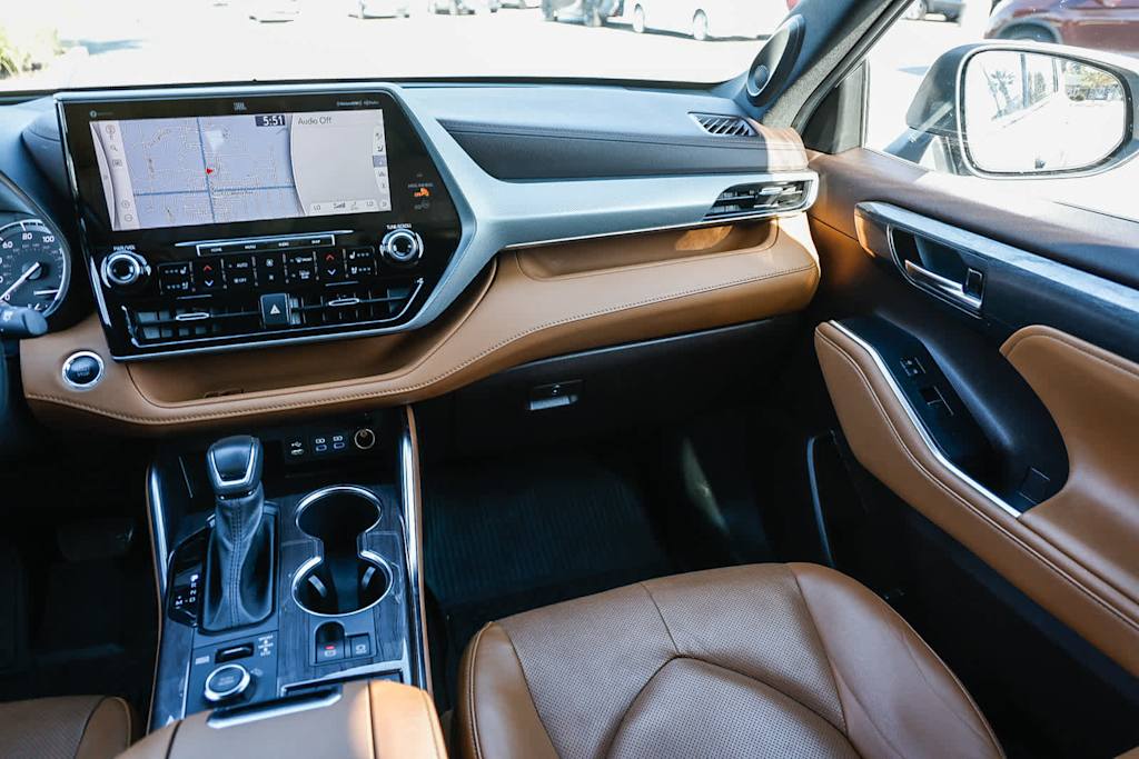 Thumbnail: 2022 Toyota Highlander - 12