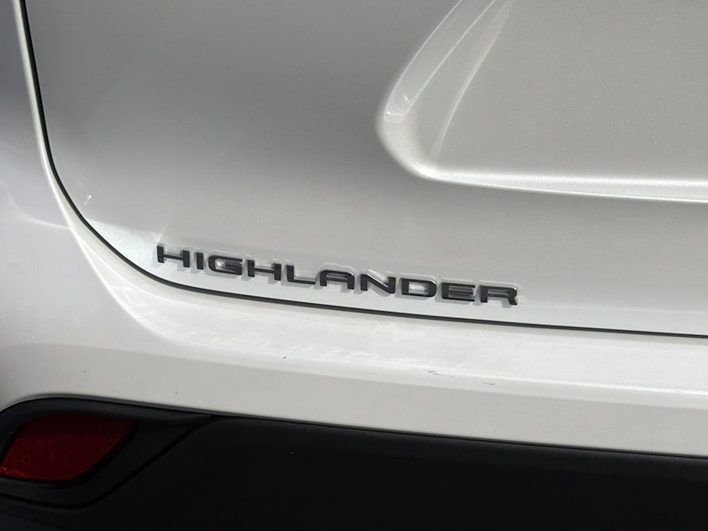 Thumbnail: 2022 Toyota Highlander - 7