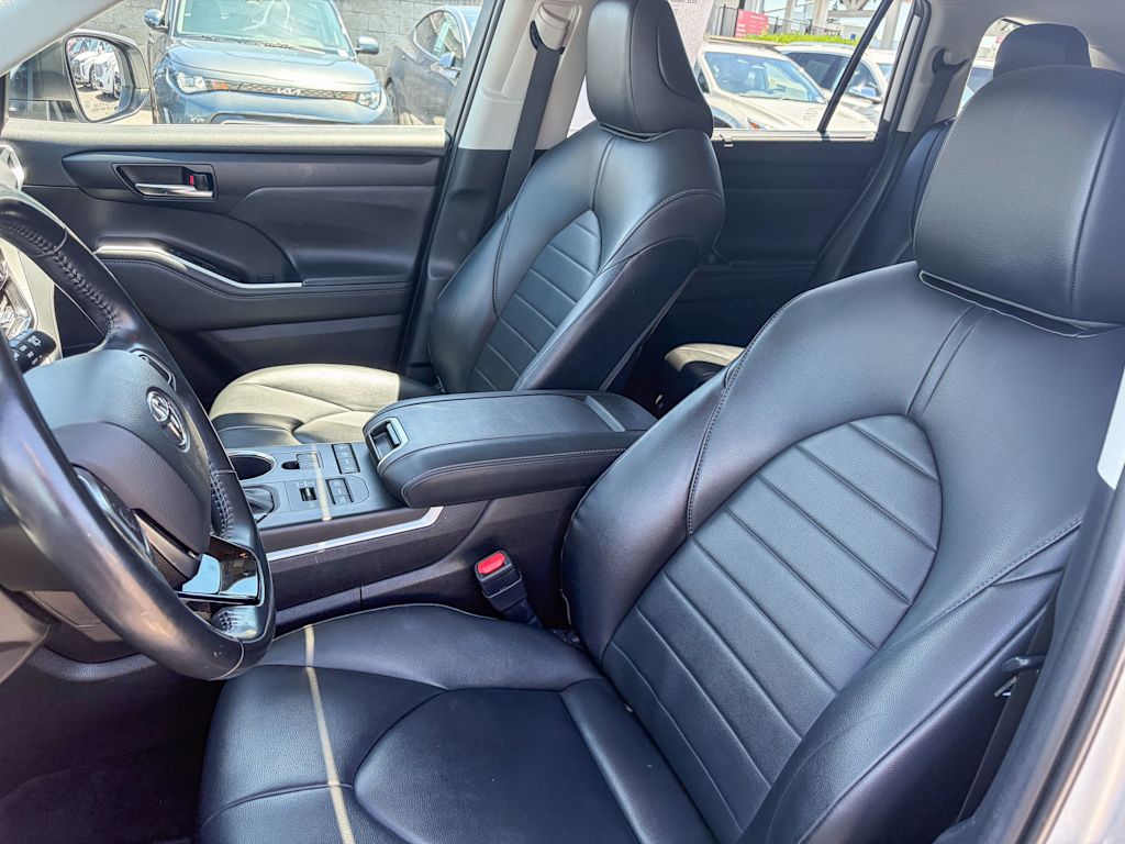 Thumbnail: 2021 Toyota Highlander - 10