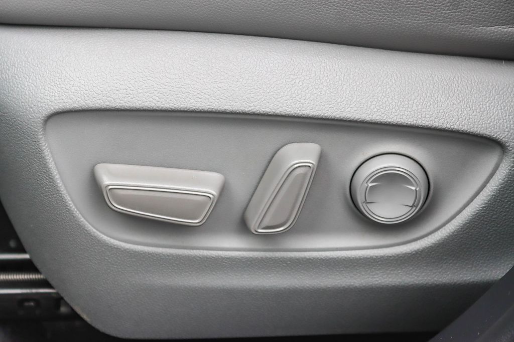 Thumbnail: 2020 Toyota Highlander - 25