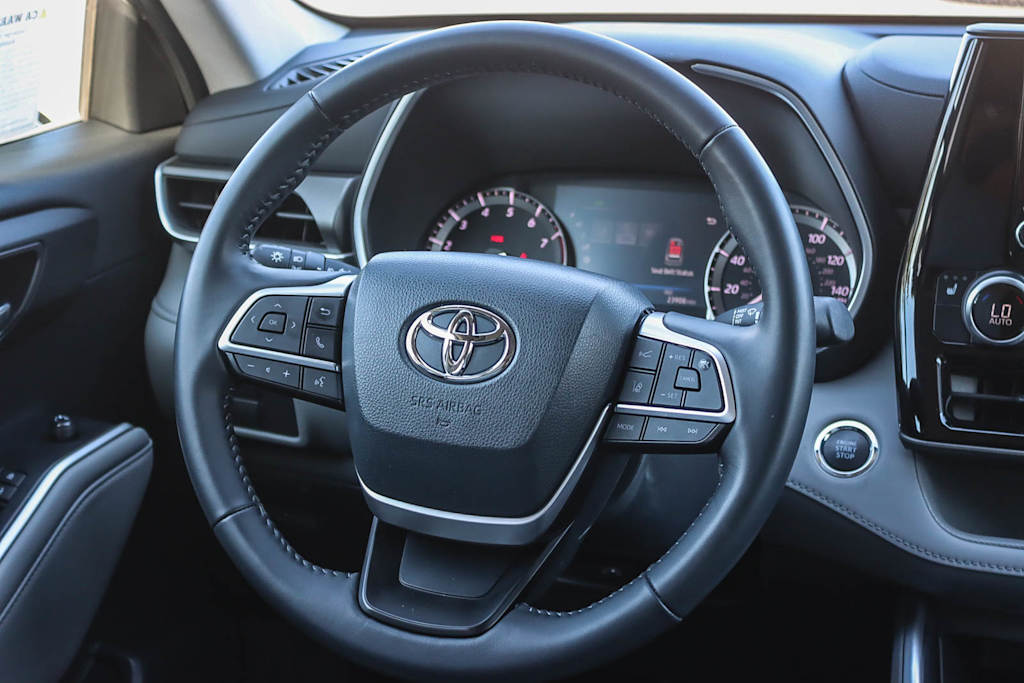 Thumbnail: 2022 Toyota Highlander - 8