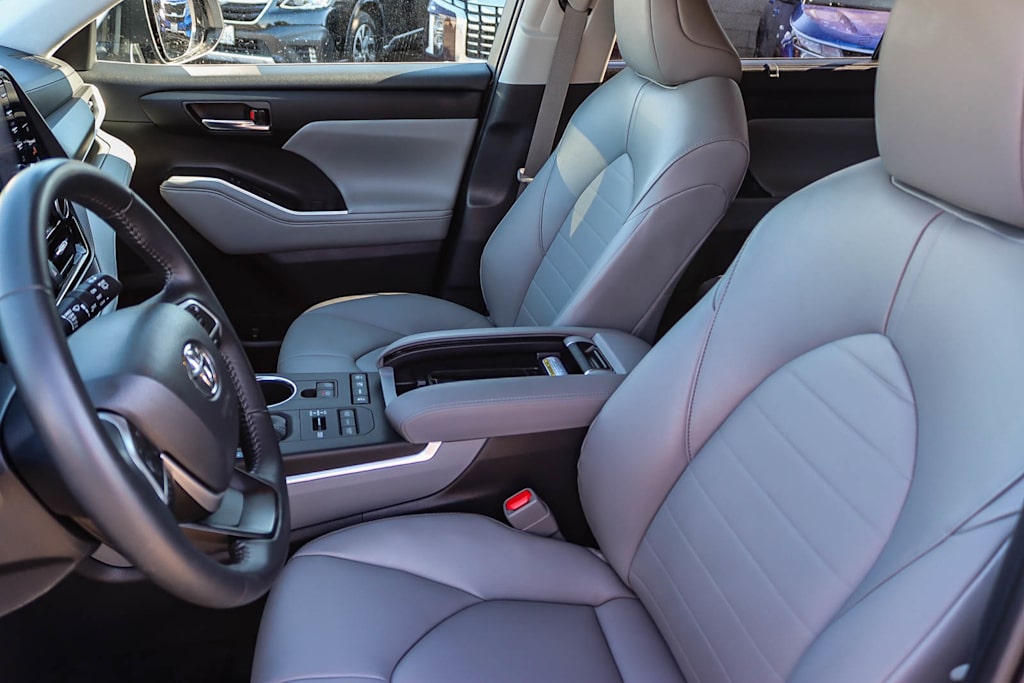 Thumbnail: 2022 Toyota Highlander - 10