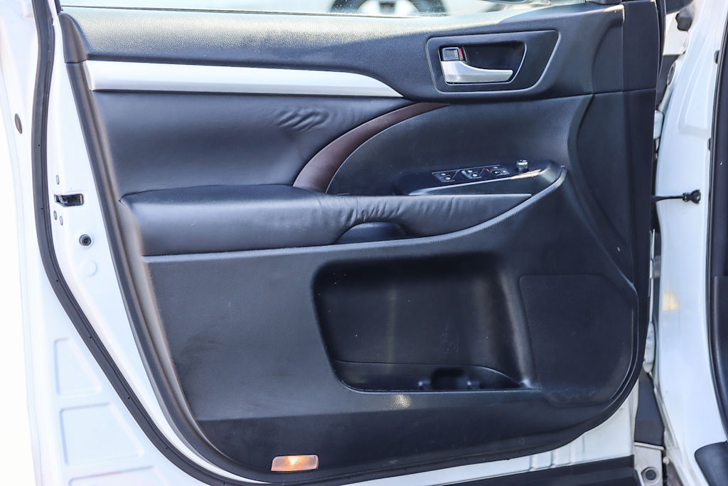 2016 Toyota Highlander XLE 24